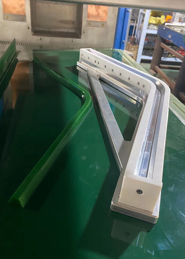 conveyor belt v-guide welding molds