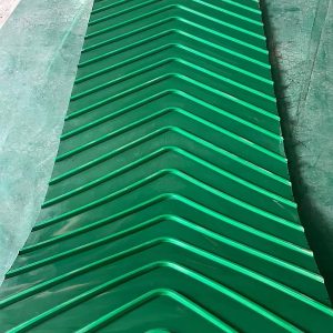 conveyor belt with V-guides